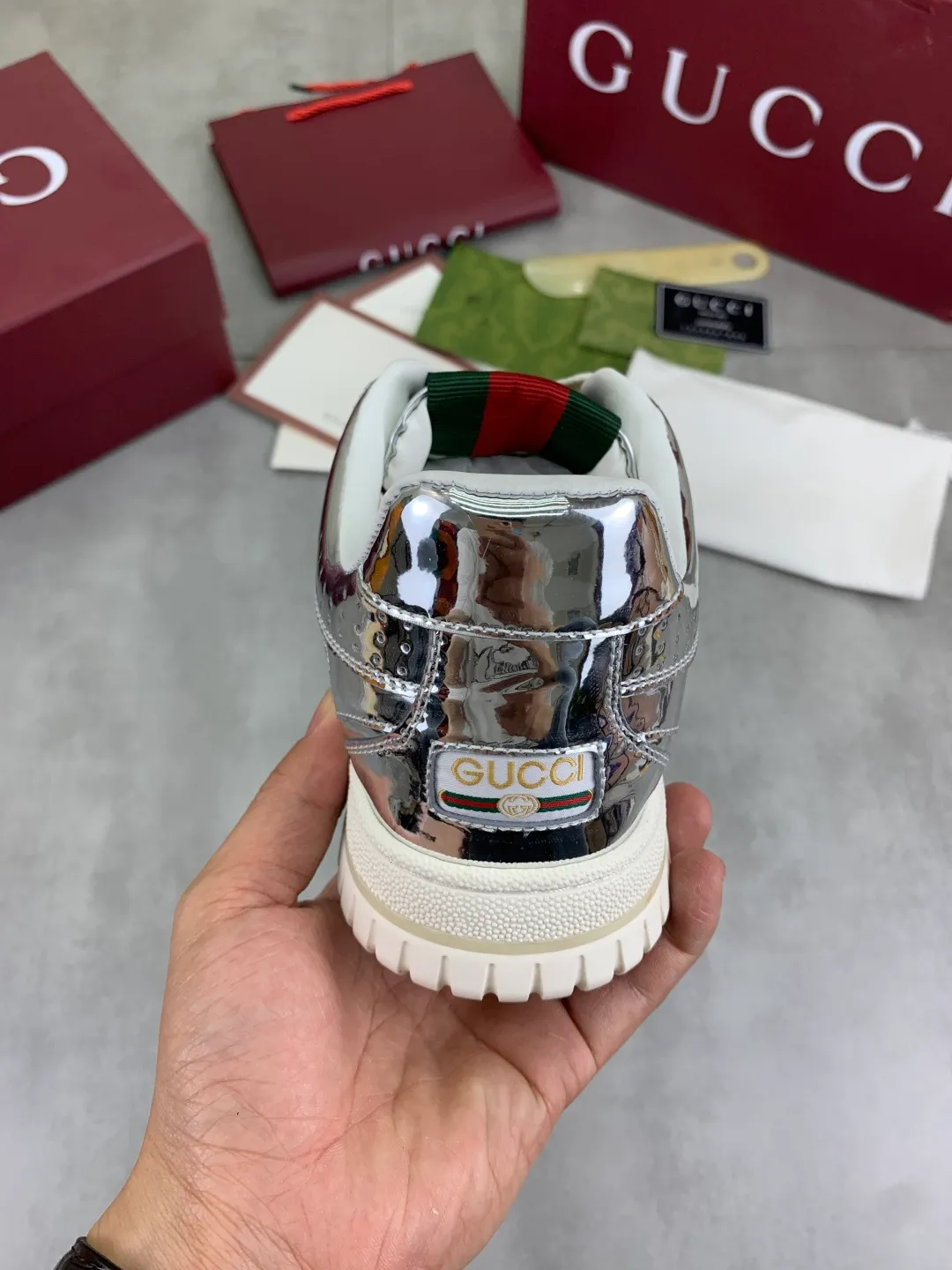Men's men's shoes 💰P562 new Gucci Gucci couple 🧑‍🤝‍🧑 autumn and winter low-end catwalk casual sneakers, top version! The oil edge craftsmanship is reproduced one to one. New model for early spring, creating a perfect style, cool and sassy, ​​c-position fashionable wear, classic shoe style with retro and futuristic feel, showing exquisite texture! Open mold to customize high-density outsole. Comes fully packaged. Size: Female 35-40 Male 39-45 Fabric: Imported calfskin punching Lining: Imported original sheepskin lining